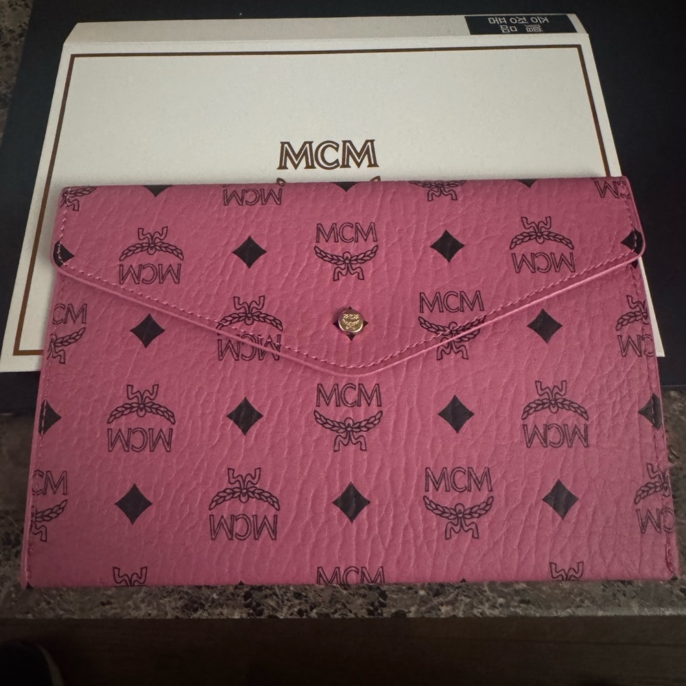 MCM Visetos Pink Envelope Clutch - NIB - Picture 3 of 5
